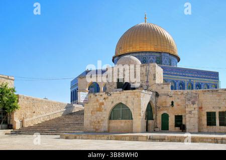 La moschea Cupola della roccia con cupola dorata e intricate piastrelle blu sotto il cielo azzurro nello storico complesso della moschea al-Aqsa di Gerusalemme. Foto Stock