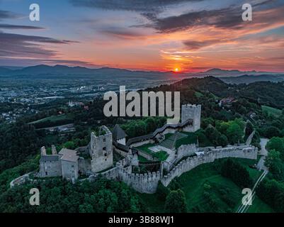 Vecchia casta Celje al tramonto Foto Stock