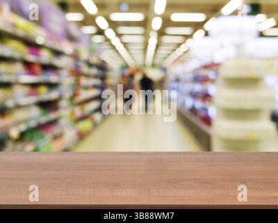 Tavola di legno vuota davanti a sfondo sfocato. Il legno scuro prospettico sulla sfocatura nel supermercato può essere utilizzato per mostrare o montare il tuo prodotto Foto Stock