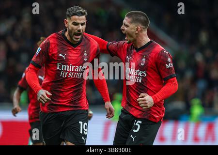 25 novembre 2023, Milano, Milano, Italia: Theo Hernandez dell'AC Milan (L) festeggia dopo aver segnato un gol con Luka Jovic dell'AC Milan (R) durante la partita di calcio di serie A 2023/24 tra l'AC Milan e l'ACF Fiorentina allo stadio San Siro, Milano, Italia il 25 novembre 2023 - foto FCI / Fabrizio Carabelli (Credit Image: © Fabrizio Carabelli/SOPA Images via ZUMA Press Wire) Foto Stock