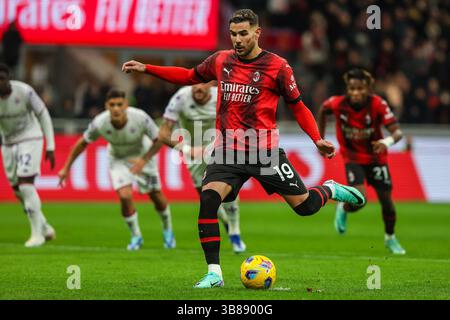 25 novembre 2023, Milano, Milano, Italia: Theo Hernandez del Milan segna un rigore durante la partita di calcio di serie A 2023/24 tra l'AC Milan e l'ACF Fiorentina allo Stadio San Siro, Milano, Italia il 25 novembre 2023 - Photo FCI / Fabrizio Carabelli (immagine di credito: © Fabrizio Carabelli/SOPA Images via ZUMA Press Wire) Foto Stock