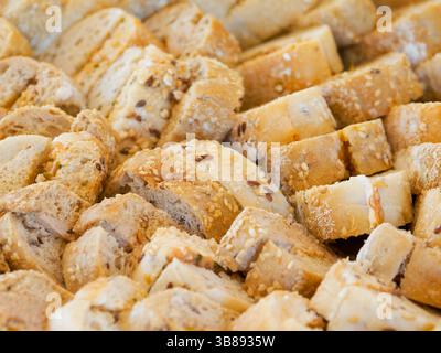 Elegante buffet di antipasti nuziali con una varietà di stuzzichini, perfetto per cocktail hour o catering per ricevimenti. Foto Stock