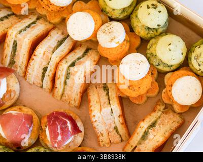Elegante buffet di antipasti nuziali con una varietà di stuzzichini, perfetto per cocktail hour o catering per ricevimenti. Foto Stock