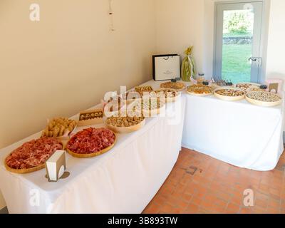 Elegante buffet di antipasti nuziali con una varietà di stuzzichini, perfetto per cocktail hour o catering per ricevimenti. Foto Stock