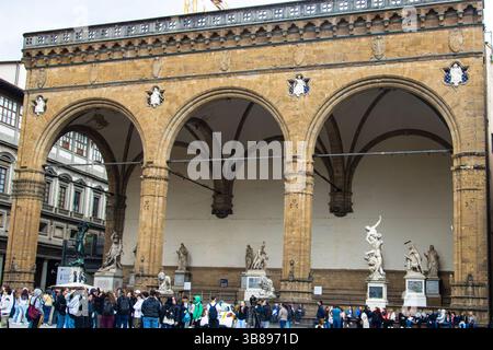 La Loggia dei Lanzi, detta anche Loggia della Signoria, è un edificio situato all'angolo di Piazza della Signoria. Firenze, Italia Foto Stock