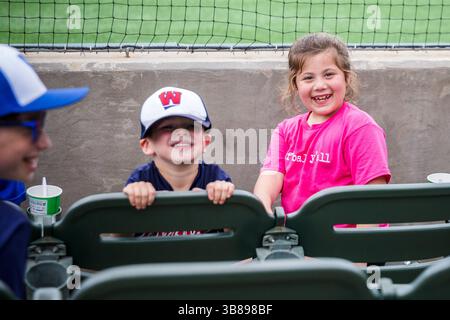 28 aprile 2024: I giovani tifosi si godono la giornata durante la partita di baseball della NCAA tra gli UTSA Roadrunners e i Rice Owls al Reckling Park di Houston, Texas. Prentice C. James/CSM (immagine di credito: © Prentice C. James/CSM via ZUMA Press Wire) Foto Stock