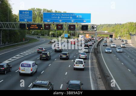 Costruzione di traffico e congestione sull'autostrada M25 di Chorleywood Foto Stock