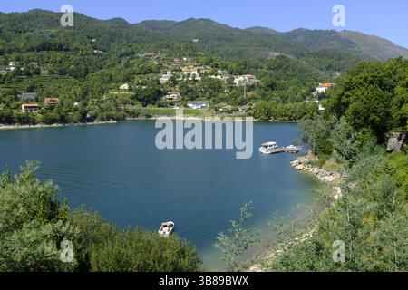 Lago CaniCada nel Parco Nazionale di Gerês nel nord del Portogallo Foto Stock