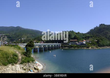 Lago CaniCada nel Parco Nazionale di Gerês nel nord del Portogallo Foto Stock