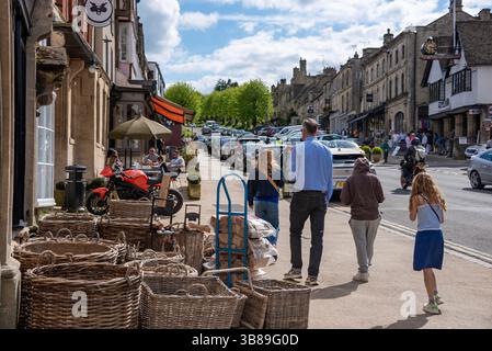Visitatori che camminano lungo High Street, Burford, Oxfordshire Foto Stock
