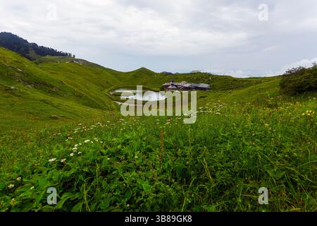25 luglio 2020, Mandi, Himachal Pradesh, India: Veduta del lago Rishi Prashar, palco dove si può fare la meditazione e vista della catena montuosa di Dhauladhar innevata, anch'essa vista sullo sfondo come ricoperta di nebbia. (Immagine di credito: © Shailesh Bhatnagar/ZUMA Press Wire) Foto Stock