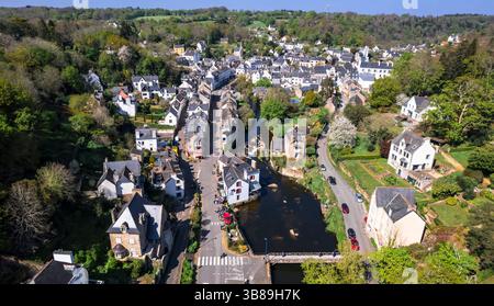 I più bei villaggi francesi, la Francia. Pont Aven (Pont-aven) veduta aerea con droni della pittoresca cittadina con affascinanti strade e canali. Finistère Foto Stock