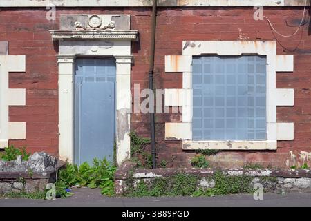 Edificio abbandonato con persiane in acciaio su porta e finestra, Regno Unito Foto Stock