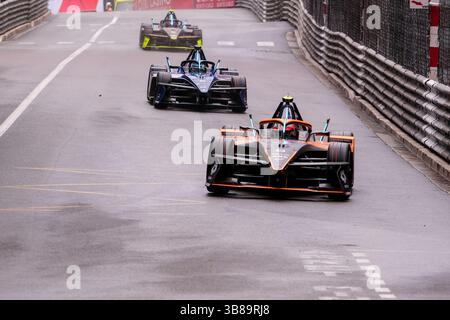 Taylor Barnard (5) del NEOM McLaren Formula e Team, Stoffel Vandoorne (2) di Maserati MSG Racing e David Beckmann (3) di Cupra Kiro in pista durante le qualifiche dell'e-Prix di Monaco, 7° round del Campionato del mondo FIA di Formula e 2025 sul circuito di Monaco. Foto Stock