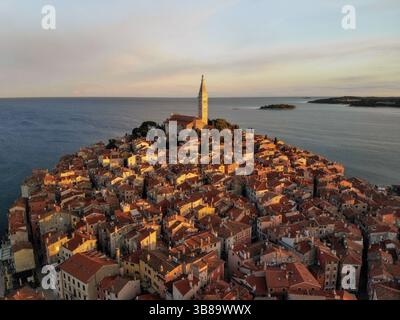Giro aereo all'alba nella città vecchia di Rovigno, splendida città croata sulla costa adriatica, punto di riferimento turistico per le vacanze sul Mar Mediterraneo Foto Stock