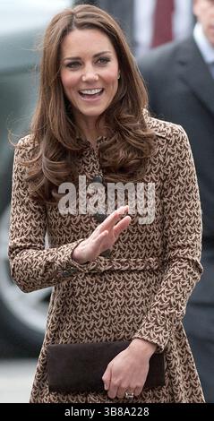 ARCHIVIO FOTO ..ULTIME NOTIZIE - Kate e William: Duchessa incinta, palazzo dice..la duchessa di Cambridge aspetta un bambino, St James's Palace ha annunciato...i membri della famiglia reale e la famiglia della duchessa, i Middleton, si dice siano deliziati...persone: Kate Middleton (immagine di credito: © SMG via ZUMA Press Wire) Foto Stock