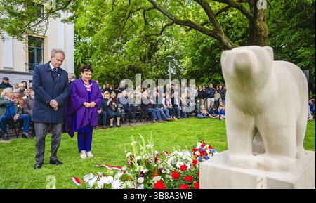 UTRECHT - Fiori al monumento dell'Orso polare nell'Hogelandsepark in memoria del 49° Reggimento di truppe da ricognizione, o 'orsi polari. Esattamente ottant'anni fa, il 7 maggio 1945, il 49th Regiment of Reconnaissance Troops entrò a Utrecht attraverso il Biltstraat per confermare la liberazione della città. ANP FREEK VAN DEN BERGH netherlands Out - belgio Out Foto Stock