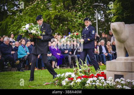 UTRECHT - Fiori al monumento dell'Orso polare nell'Hogelandsepark in memoria del 49° Reggimento di truppe da ricognizione, o 'orsi polari. Esattamente ottant'anni fa, il 7 maggio 1945, il 49th Regiment of Reconnaissance Troops entrò a Utrecht attraverso il Biltstraat per confermare la liberazione della città. ANP FREEK VAN DEN BERGH netherlands Out - belgio Out Foto Stock