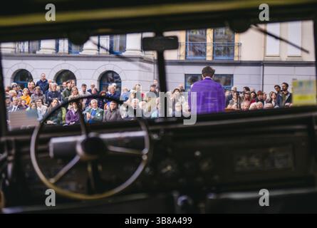 UTRECHT - Fiori al monumento dell'Orso polare nell'Hogelandsepark in memoria del 49° Reggimento di truppe da ricognizione, o 'orsi polari. Esattamente ottant'anni fa, il 7 maggio 1945, il 49th Regiment of Reconnaissance Troops entrò a Utrecht attraverso il Biltstraat per confermare la liberazione della città. ANP FREEK VAN DEN BERGH netherlands Out - belgio Out Foto Stock