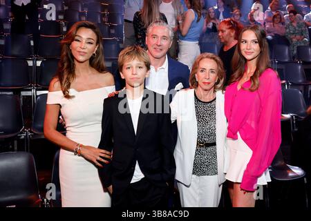 Moderatorin Verona Pooth, Mutter von Kandidat Diego Pooth, Rocco Poth, Bruder von Diego, Veronas Ehemann Unternehmer Franjo Pooth, Vater von Diego Pooth, und Diegos Oma Elke Pooth, Mutter von Franjo und Großmutter von Rocco und Diego, sowie Model Louisa Büscher, Freundin von Diego Pooth, bei der 18. Staffel der RTL-Tanzshow consente di ballare al coloneum. Köln, 02.05.2025 NRW Deutschland *** presentatore Verona Pooth, madre del concorrente Diego Pooth, Rocco Poth, fratello di Diego, Veronas marito imprenditore Franjo Pooth, padre di Diego Pooth, e Diegos nonna Elke Pooth, madre di Franjo e gra Foto Stock