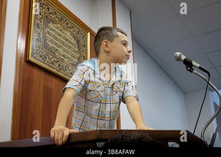 11 settembre 2016, Roma, Italia: Un giovane musulmano sul pulpito di una moschea alla periferia di Roma. Secondo il rapporto della Fondazione ISMU sulle migrazioni 2023, il 1° gennaio 2023 erano presenti in Italia circa 5 milioni e 775 mila stranieri, 55 mila in meno rispetto alla stessa data del 2022, il bilancio demografico mostra una crescita significativa della popolazione straniera residente in Italia e, tuttavia, la componente irregolare diminuisce. Per quanto riguarda le confessioni religiose, l'ISMU stima che dal 1° luglio 2023, i cristiani nel loro insieme rappresentano la maggioranza assoluta tra gli stranieri Foto Stock