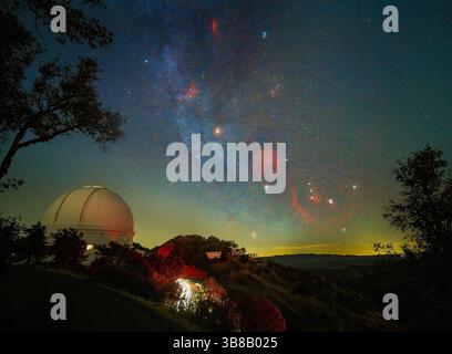 La via Lattea e la costellazione di Orione si innalzano sopra l'Osservatorio Lick sul Monte Hamilton vicino a San Jose, California, USA. Il Marte si unisce al complesso invernale. Foto Stock