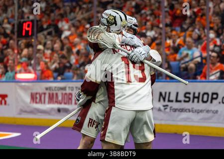 18 maggio 2024: I giocatori degli Albany Firewolves festeggiano un gol nel primo quarto contro i Buffalo Bandits. I Buffalo Bandits ospitarono gli Albany Firewolves in gara 2 delle finali della National Lacrosse League al KeyBank Center di Buffalo, New York. (Jonathan Tenca/CSM) (immagine di credito: © Jonathan Tenca/CSM via ZUMA Press Wire) Foto Stock