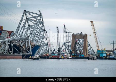 17 aprile 2024, Dundalk, MD, Stati Uniti d'America: Crane Barges relitti di vita del crollato Francis Scott Key Bridge dalla nave container MV Dali mentre i lavori continuano ad aprire il canale di Fort McHenry, 17 aprile 2024, vicino a Dundalk, Maryland. Il ponte fu colpito dalla nave portacontainer di 984 piedi il 26 marzo e crollò uccidendo sei lavoratori. (Immagine di credito: © MC2 Theodore Lee/U.S Navy/Planet Pix tramite ZUMA Press Wire) Foto Stock