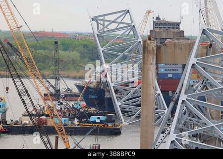 17 aprile 2024, Dundalk, MD, Stati Uniti d'America: Crane Barges relitti di vita del crollato Francis Scott Key Bridge dalla nave container MV Dali mentre i lavori continuano ad aprire il canale di Fort McHenry, 17 aprile 2024, vicino a Dundalk, Maryland. Il ponte fu colpito dalla nave portacontainer di 984 piedi il 26 marzo e crollò uccidendo sei lavoratori. (Immagine di credito: © Brianna Clay/U.S. Army/Planet Pix tramite ZUMA Press Wire) Foto Stock