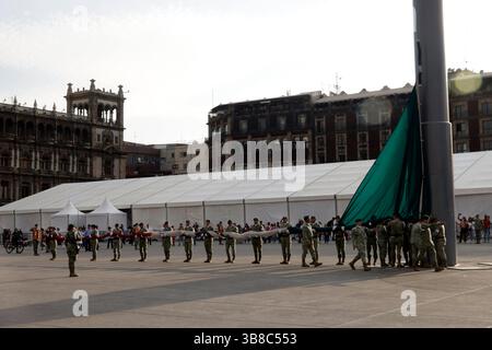 Militare dell'esercito messicano durante la cerimonia di abbassamento della bandiera messicana nella piazza principale di Zocalo. Il 6 maggio 2025 a città del Messico, Messico. (Credit Image: © Luis Barron/eyepix via ZUMA Press Wire) SOLO PER USO EDITORIALE! Non per USO commerciale! Foto Stock