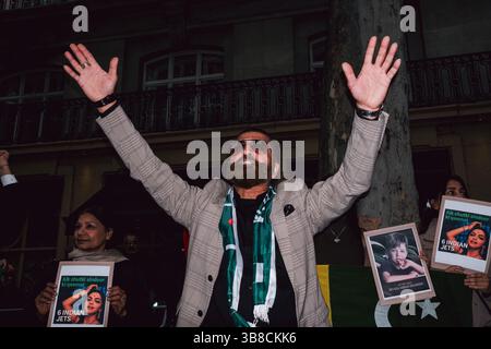Londra, Regno Unito – 6 maggio 2025: I manifestanti si riuniscono al di fuori dell’alta Commissione indiana ad Aldwych, Londra, sventolando le bandiere pakistane e Azad Kashmir, per denunciare i recenti attacchi missilistici dell’India sul territorio pakistano. La manifestazione segue la ritorsione dell’India per l’attacco di Pahalgam del 22 aprile, che ha ucciso 26 turisti, aumentando le tensioni tra le due nazioni. Crediti: Oleksii Ovcharenko/Alamy Live News Foto Stock