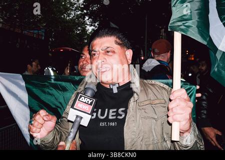Londra, Regno Unito – 6 maggio 2025: I manifestanti si riuniscono al di fuori dell’alta Commissione indiana ad Aldwych, Londra, sventolando le bandiere pakistane e Azad Kashmir, per denunciare i recenti attacchi missilistici dell’India sul territorio pakistano. La manifestazione segue la ritorsione dell’India per l’attacco di Pahalgam del 22 aprile, che ha ucciso 26 turisti, aumentando le tensioni tra le due nazioni. Crediti: Oleksii Ovcharenko/Alamy Live News Foto Stock