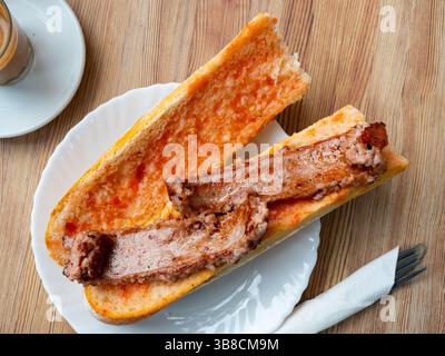 Sandwich con salsiccia e pomodori grattugiati, serviti con tazze di caffè per primi piani Foto Stock