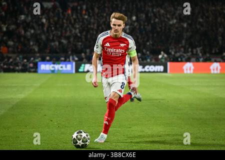 Parigi, Francia. 7 maggio 2025. Il centrocampista dell'Arsenal Martin Odegaard corre con la palla durante la partita di calcio della UEFA Champions League tra il Paris Saint-Germain e l'Arsenal FC al Parc des Princes Stadium di Parigi il 7 maggio 2025. Foto di Firas Abdullah/ABACAPRESS.COM credito: Abaca Press/Alamy Live News Foto Stock