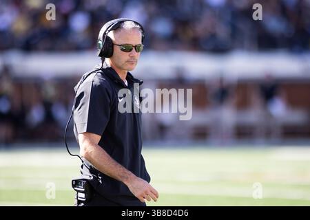 28 ottobre 2023: L'allenatore dei Florida State Seminoles Mike Norvell torna alla panchina dei Florida State Seminoles durante la partita di football NCAA tra i Florida State Seminoles e i Wake Forest Demon Deacons all'Allegacy Federal Credit Union Stadium di Winston-Salem, North Carolina. Jonathan Huff/CSM (immagine di credito: © Jonathan Huff/CSM via ZUMA Press Wire) Foto Stock