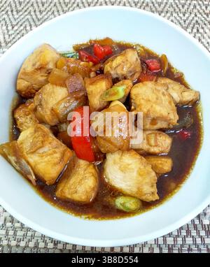 Ayam kecap o ayam masak kicap è un piatto indonesiano di pollo giavanese in camicia o bollito in salsa di soia dolce. Foto Stock