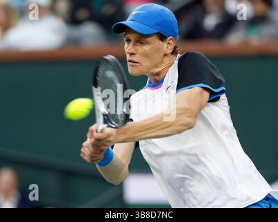 16 marzo 2024 Jannik Sinner d'Italia torna un tiro contro lo spagnolo Carlos Alcaraz nella semifinale al BNP Paribas Open di Indian Wells, CA. Charles Baus/CSM (Credit Image: Foto Stock