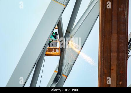 6 maggio 2024, U.S. Army Corps of Engineers Bal, Maryland, Stati Uniti: Salvors with the Unified Command Continue Wrkage Removal, 7 maggio 2024, durante la Key Bridge Response 2024... la rimozione di detriti e rottami è in corso a sostegno di una priorità assoluta per aprire in modo sicuro ed efficiente il canale di Fort McHenry. (Immagine di credito: © Christopher Rosario/U.S. Army/Planet Pix tramite ZUMA Press Wire) Foto Stock