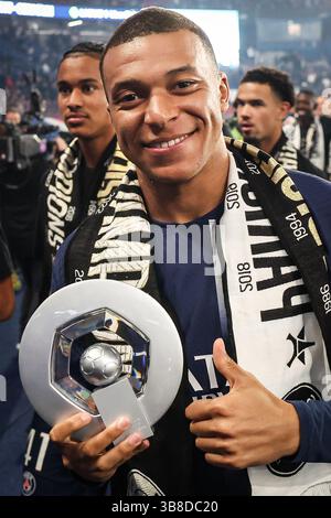 12 maggio 2024, Parigi, Francia: Kylian MBAPPE del PSG celebra il primo posto nel campionato francese di Ligue 1 2023-24 con il trofeo durante la partita di Ligue 1 tra Paris Saint-Germain (PSG) e Toulouse FC allo stadio Parc des Princes il 12 maggio 2024 a Parigi, Francia. (Immagine di credito: © Matthieu Mirville/ZUMA Press Wire) Foto Stock
