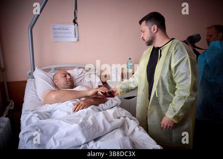 16 maggio 2024, Charkiv, Ucraina: Il presidente ucraino VOLODYMYR ZELENSKYY, a destra, presenta medaglie militari ai soldati feriti in prima linea nella regione di Charkiv, Ucraina. (Immagine di credito: © Ucraina Presidenza via ZUMA Press Wire) Foto Stock