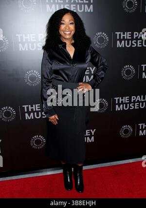 New York, Stati Uniti. 7 maggio 2025. Shonda Rhimes partecipa al PaleyLive: 20th Anniversary of Shondaland tenutosi al Paley Museum di New York City, NY il 7 maggio 2025 © Steven Bergman/AFF-USA.COM crediti: AFF/Alamy Live News Foto Stock