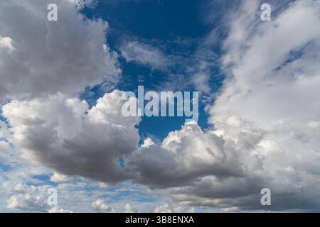 Un mix di nuvole basse e alte nel cielo pomeridiano da Blayney, New South Wales, Australia. Foto Stock