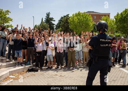 6 giugno 2024, Madrid, Spagna: Un gruppo di studenti cantano slogan filo-palestinesi in un campo filo-palestinese. La polizia nazionale ha rimosso centinaia di studenti dall'Università Complutense che avevano allestito tende per il campo palestinese in mezzo alla strada. (Immagine di credito: © David Canales/SOPA Images via ZUMA Press Wire) Foto Stock