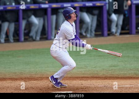 17 febbraio 2024: Jared Jones (22) della LSU guarda come il suo pallone da home run supera la recinzione durante l'azione di baseball NCAA tra i Central Arkansas Bears e i LSU Tigers all'Alex Box Stadium, Skip Bertman Field a Baton Rouge, LOUISIANA. Jonathan Mailhes/CSM (immagine di credito: © Jonathan Mailhes/CSM via ZUMA Press Wire) Foto Stock