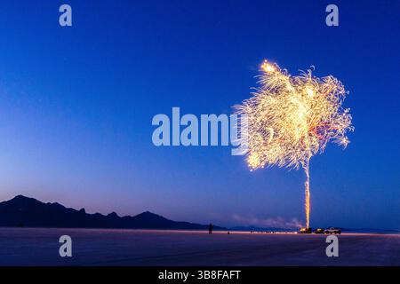 2 luglio 2024, vicino a Wendover, Utah, Stati Uniti d'America: Un uomo solitario guarda mentre un gruppo di persone lancia fuochi d'artificio aerei presso le distese saline di Bonneville vicino a Wendover, Utah, il 2 luglio 2024. La gente si recò nelle saline per lanciare fuochi d'artificio in occasione della celebrazione del giorno dell'indipendenza degli Stati Uniti. Gli Stati Uniti avranno 248 anni il 4 luglio. (Immagine di credito: © Daniel Carde/ZUMA Press Wire) Foto Stock