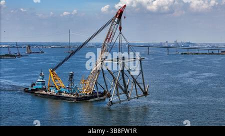 4 giugno 2024, Baltimora, MD: La chiatta con gru Chesapeake 1000 trasporta l'ultimo grande pezzo del Francis Scott Key Bridge che blocca il canale di spedizione principale verso Tradepoint Atlantic martedì pomeriggio. Gli equipaggi dello Unified Command Response di Key Bridge sono ora pronti a estrarre dall'acqua piccoli frammenti di detriti prima di riaprire il canale largo 700 metri nel porto di Baltimora. (Immagine di credito: © Jerry Jackson/Baltimore Sun tramite ZUMA Press Wire) Foto Stock