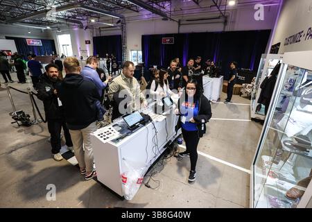 8 febbraio 2024: I clienti aspettano in fila per effettuare i loro acquisti durante l'evento Origins: NFL Collection Launch Event a Las Vegas, Nevada. Christopher Trim/CSM. (Immagine di credito: © Christopher Trim/CSM via ZUMA Press Wire) Foto Stock