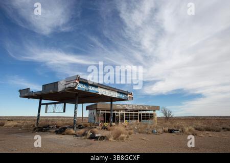 10 febbraio 2024, Glen Rio, Texas, Stati Uniti: 9 febbraio 2024. Graffiti copre una stazione di servizio Chevron abbandonata nel desolato tratto della Interstate 40 vicino a Glen Rio, Texas, vicino al confine con il nuovo Messico. (Immagine di credito: © Ralph Lauer/ZUMA Press Wire) Foto Stock
