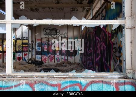 10 febbraio 2024, Glen Rio, Texas, Stati Uniti: 9 febbraio 2024. Graffiti copre una stazione di servizio Chevron abbandonata nel desolato tratto della Interstate 40 vicino a Glen Rio, Texas, vicino al confine con il nuovo Messico. (Immagine di credito: © Ralph Lauer/ZUMA Press Wire) Foto Stock