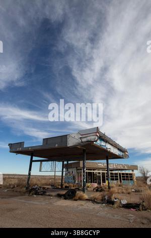10 febbraio 2024, Glen Rio, Texas, Stati Uniti: 9 febbraio 2024. Graffiti copre una stazione di servizio Chevron abbandonata nel desolato tratto della Interstate 40 vicino a Glen Rio, Texas, vicino al confine con il nuovo Messico. (Immagine di credito: © Ralph Lauer/ZUMA Press Wire) Foto Stock